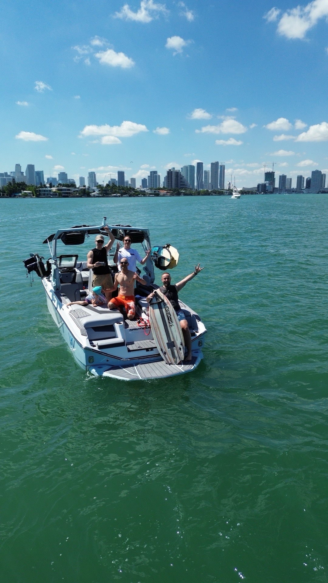Vista aérea de Miami Beach Marina y el agua circundante