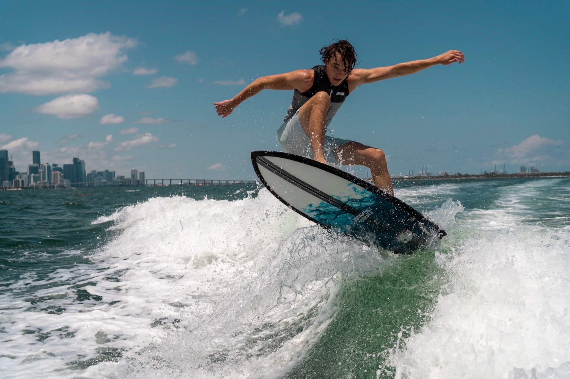 Wakesurfer avanzado marcando el canto en la ola