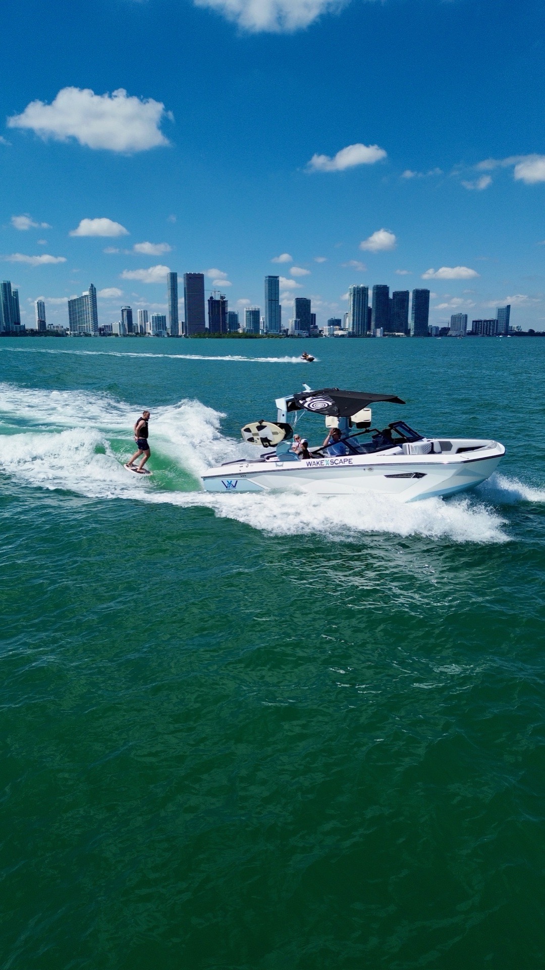 Vista aérea amplia de la marina y el agua de Miami