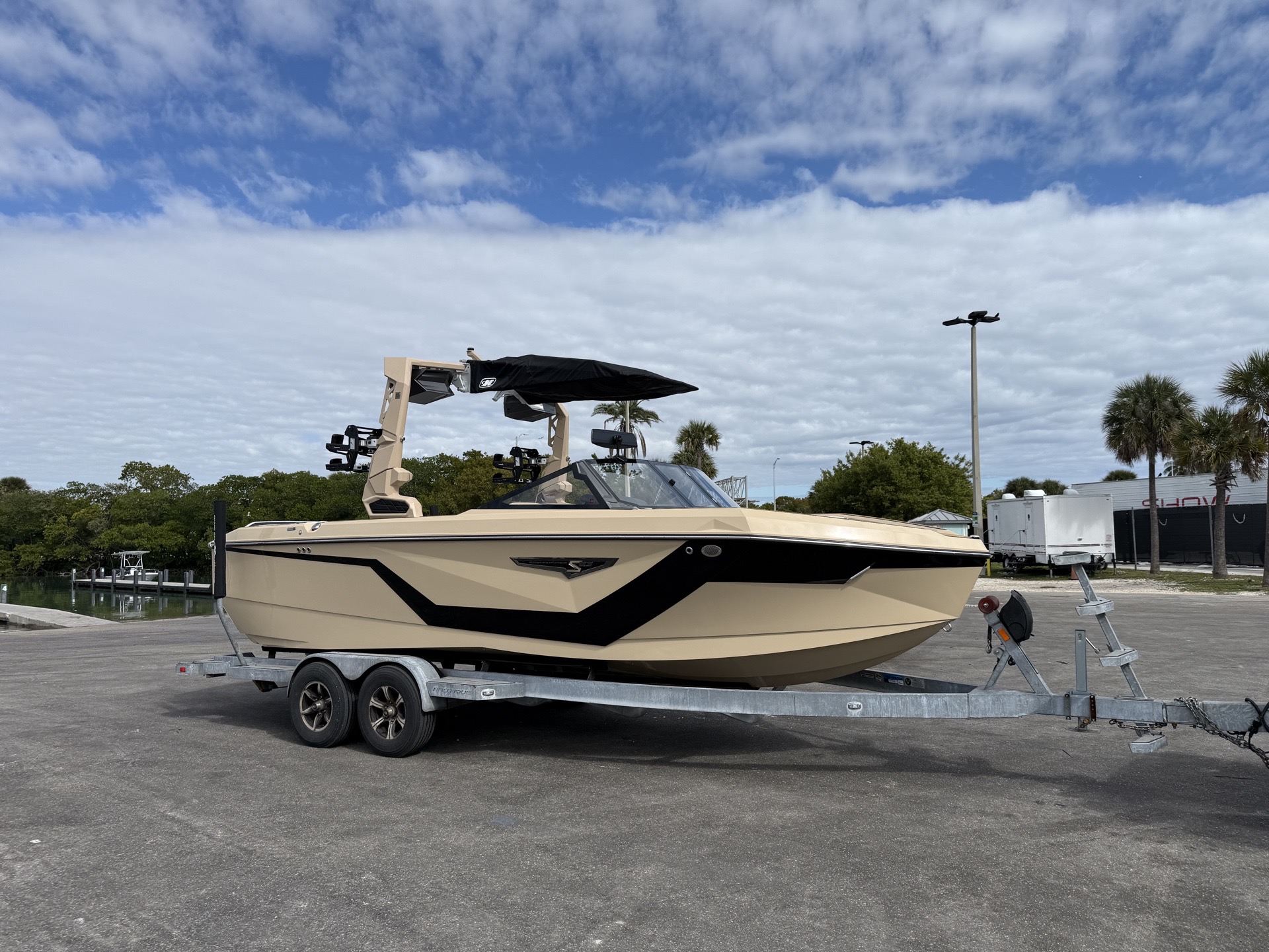 WakeXscape's tan 2026 S23 Nautique