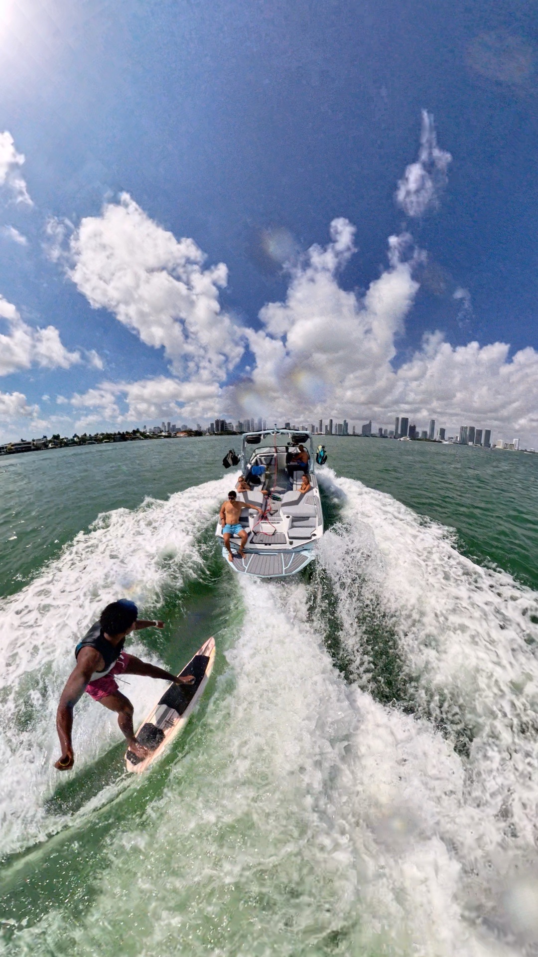 Wakesurfer practicando sin cuerda detrás del barco